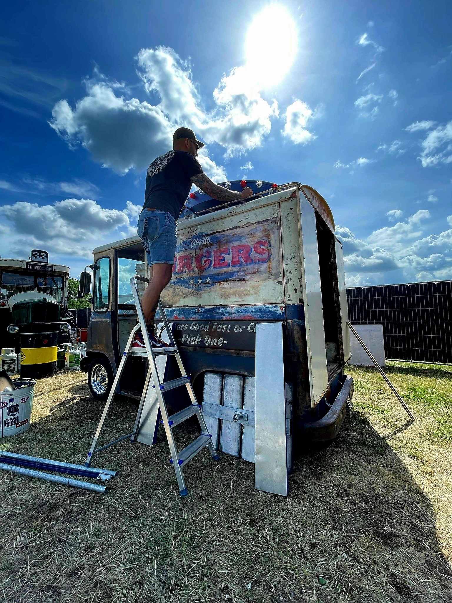 Voorbereiding rondom de Ghetto Burgers truck.